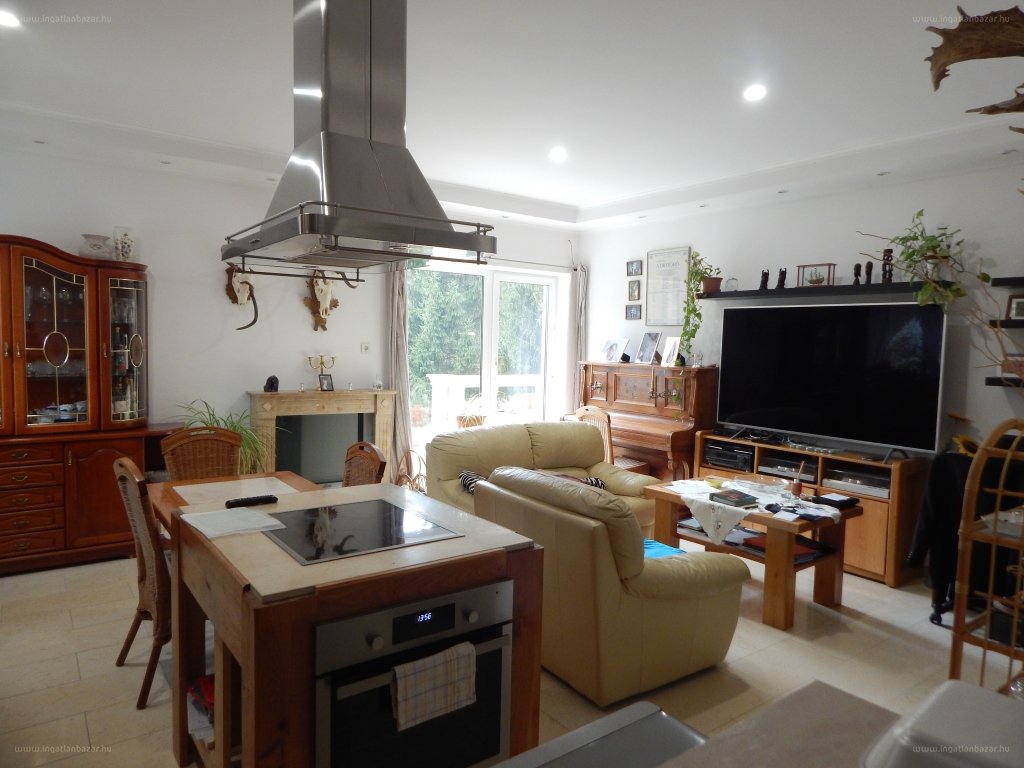 Filmbe illő konyha sziget Parádon, egy 210 milliós házban!