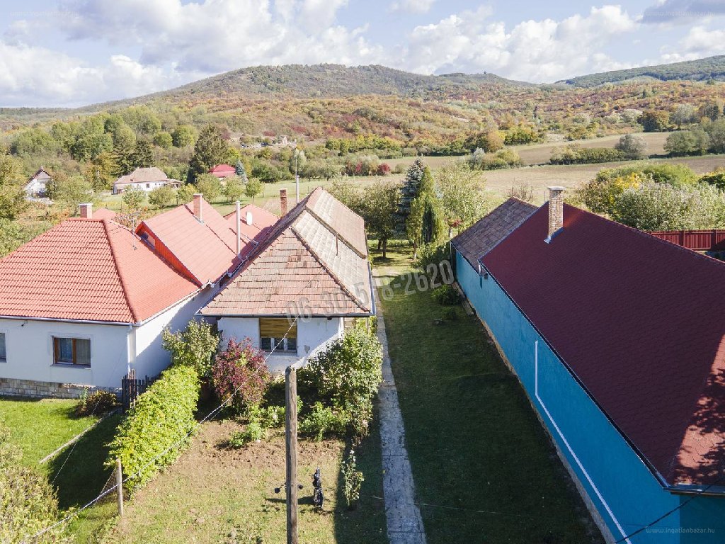 Eladó egy tornácos parasztház Romhány csodás táján