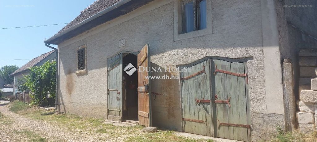 160 éves présberendezéssel kínált pincét kínálnak Etyeken!